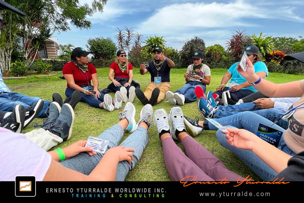Team Building Corporativo LATAM con cuerdas bajas como herramienta de aprendizaje vivencial
